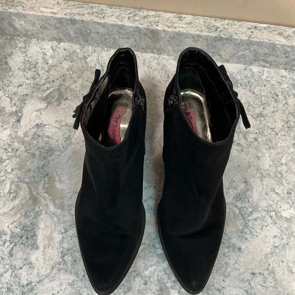 Betsey Johnson Ankle Boots Autumnn 9M Black Suede Tassel Block Heel Pointed Toe